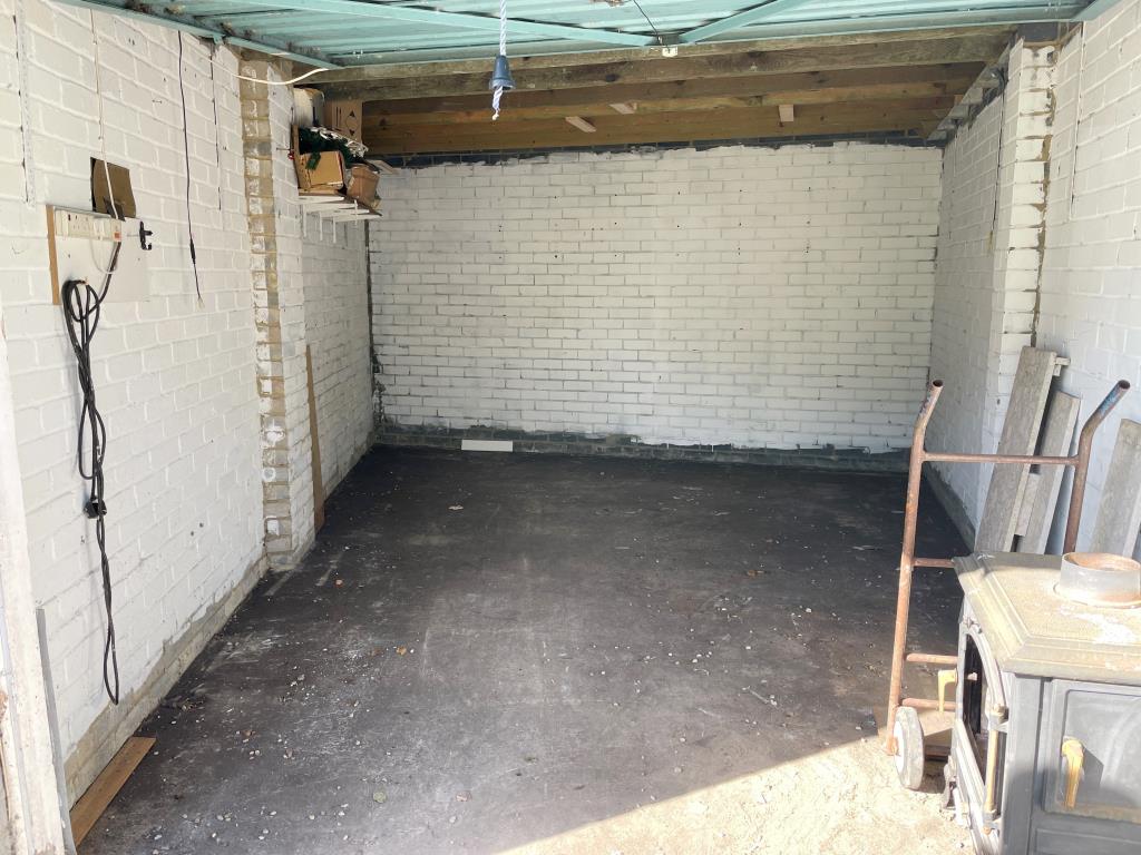 Lot: 27 - VACANT LOCK UP GARAGE -